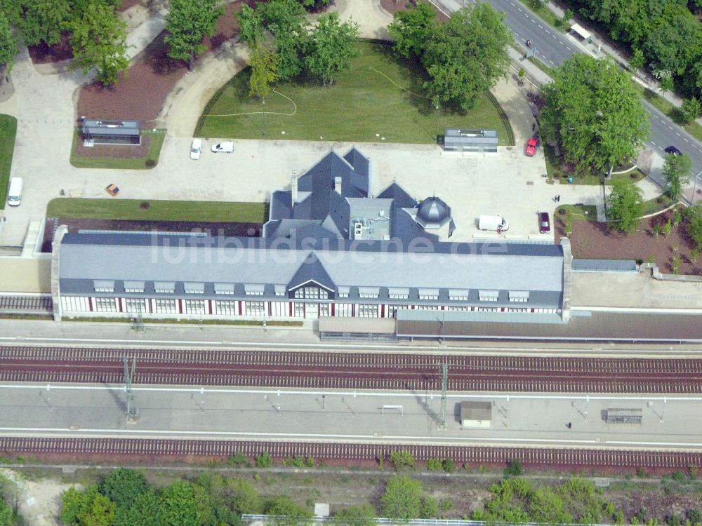 Potsdam aus der Vogelperspektive: Gleisverlauf und Bahnhofsgebäude der Deutschen Bahn - Park Sanssouci im Ortsteil Westliche Vorstadt in Potsdam im Bundesland Brandenburg, Deutschland