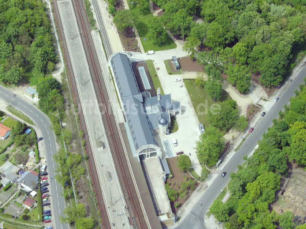 Luftaufnahme Potsdam - Gleisverlauf und Bahnhofsgebäude der Deutschen Bahn - Park Sanssouci im Ortsteil Westliche Vorstadt in Potsdam im Bundesland Brandenburg, Deutschland