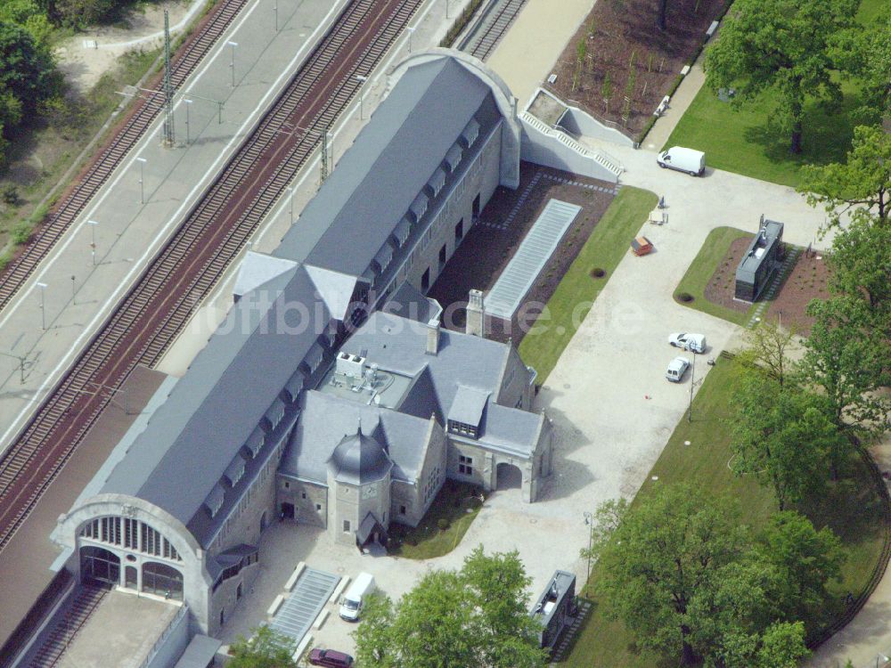 Potsdam von oben - Gleisverlauf und Bahnhofsgebäude der Deutschen Bahn - Park Sanssouci im Ortsteil Westliche Vorstadt in Potsdam im Bundesland Brandenburg, Deutschland