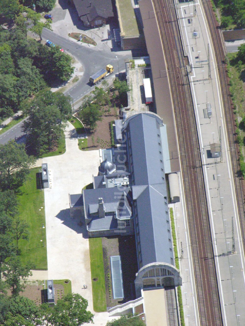 Potsdam von oben - Gleisverlauf und Bahnhofsgebäude der Deutschen Bahn - Park Sanssouci im Ortsteil Westliche Vorstadt in Potsdam im Bundesland Brandenburg, Deutschland