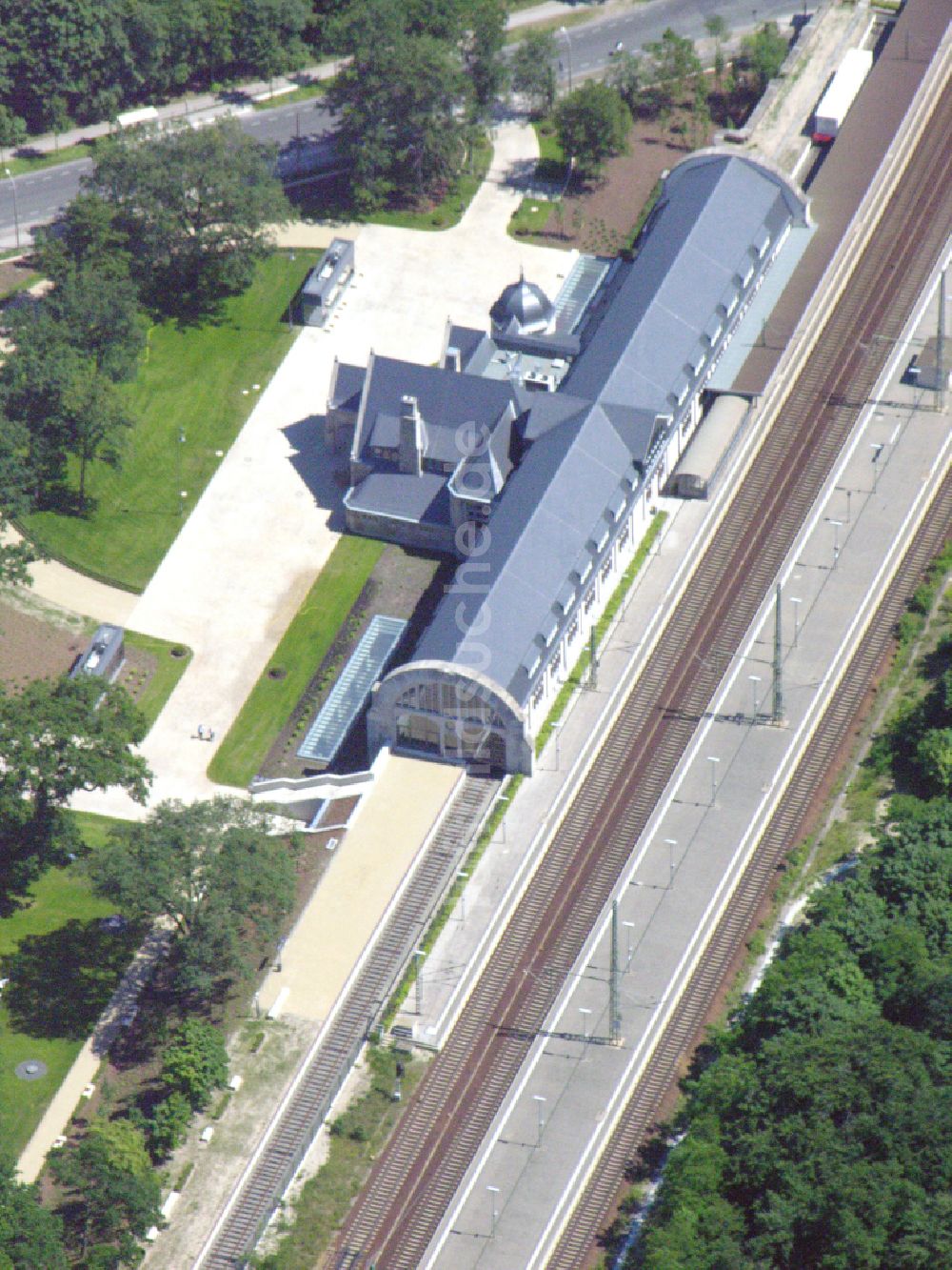 Potsdam aus der Vogelperspektive: Gleisverlauf und Bahnhofsgebäude der Deutschen Bahn - Park Sanssouci im Ortsteil Westliche Vorstadt in Potsdam im Bundesland Brandenburg, Deutschland