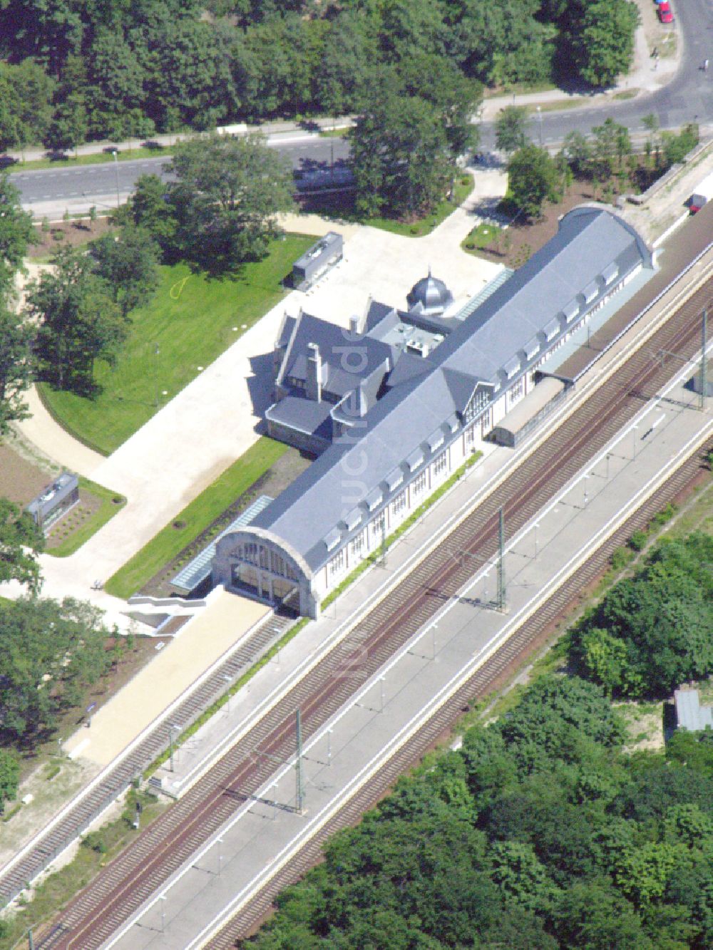 Luftbild Potsdam - Gleisverlauf und Bahnhofsgebäude der Deutschen Bahn - Park Sanssouci im Ortsteil Westliche Vorstadt in Potsdam im Bundesland Brandenburg, Deutschland