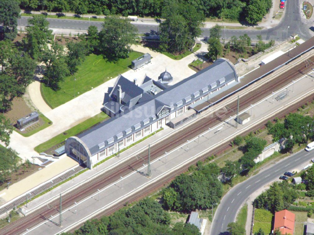 Luftaufnahme Potsdam - Gleisverlauf und Bahnhofsgebäude der Deutschen Bahn - Park Sanssouci im Ortsteil Westliche Vorstadt in Potsdam im Bundesland Brandenburg, Deutschland