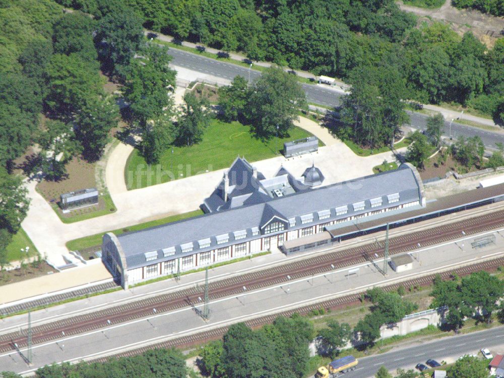 Potsdam von oben - Gleisverlauf und Bahnhofsgebäude der Deutschen Bahn - Park Sanssouci im Ortsteil Westliche Vorstadt in Potsdam im Bundesland Brandenburg, Deutschland