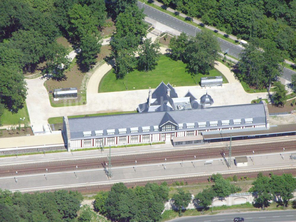 Potsdam aus der Vogelperspektive: Gleisverlauf und Bahnhofsgebäude der Deutschen Bahn - Park Sanssouci im Ortsteil Westliche Vorstadt in Potsdam im Bundesland Brandenburg, Deutschland