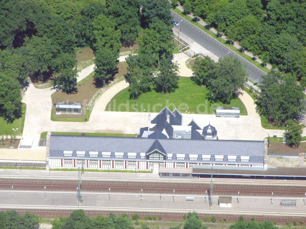 Luftbild Potsdam - Gleisverlauf und Bahnhofsgebäude der Deutschen Bahn - Park Sanssouci im Ortsteil Westliche Vorstadt in Potsdam im Bundesland Brandenburg, Deutschland