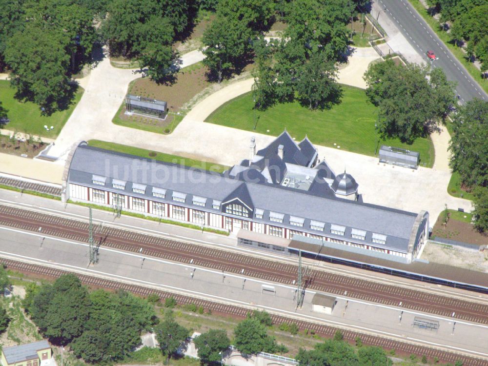 Luftaufnahme Potsdam - Gleisverlauf und Bahnhofsgebäude der Deutschen Bahn - Park Sanssouci im Ortsteil Westliche Vorstadt in Potsdam im Bundesland Brandenburg, Deutschland