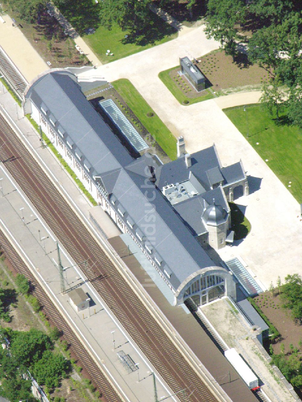 Potsdam aus der Vogelperspektive: Gleisverlauf und Bahnhofsgebäude der Deutschen Bahn - Park Sanssouci im Ortsteil Westliche Vorstadt in Potsdam im Bundesland Brandenburg, Deutschland