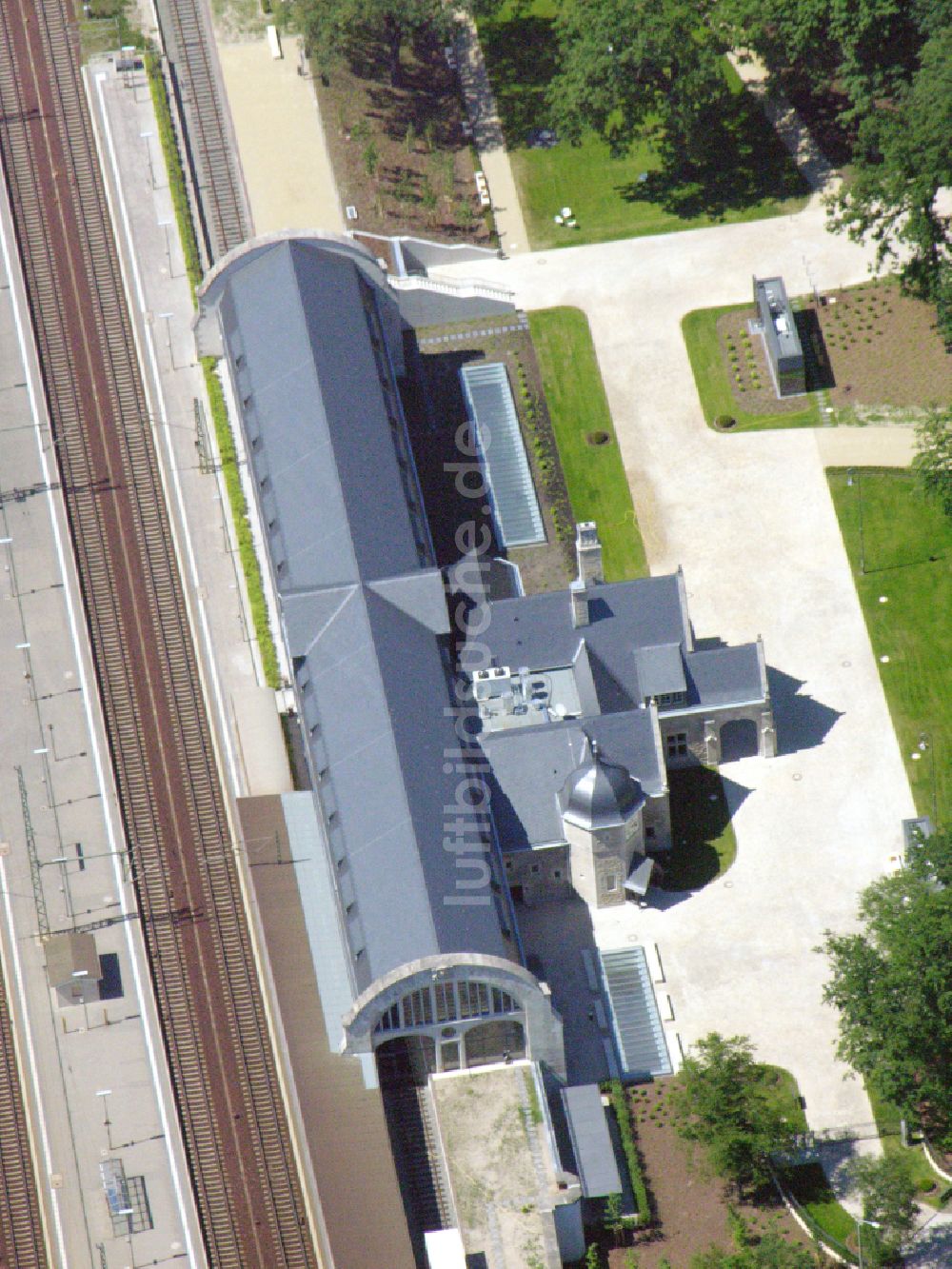 Luftbild Potsdam - Gleisverlauf und Bahnhofsgebäude der Deutschen Bahn - Park Sanssouci im Ortsteil Westliche Vorstadt in Potsdam im Bundesland Brandenburg, Deutschland