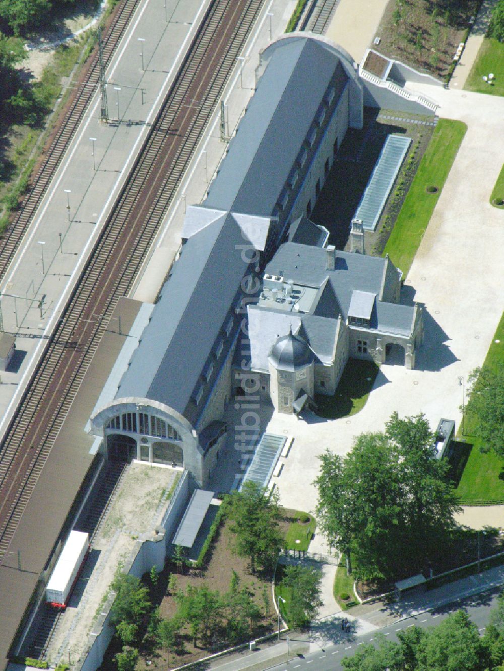 Luftaufnahme Potsdam - Gleisverlauf und Bahnhofsgebäude der Deutschen Bahn - Park Sanssouci im Ortsteil Westliche Vorstadt in Potsdam im Bundesland Brandenburg, Deutschland