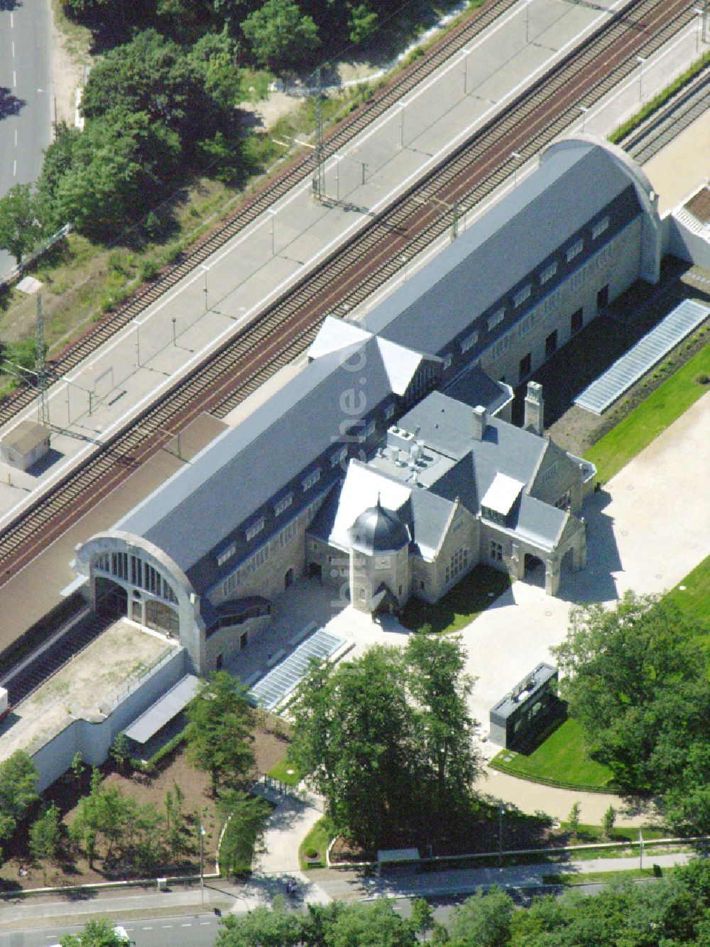 Potsdam von oben - Gleisverlauf und Bahnhofsgebäude der Deutschen Bahn - Park Sanssouci im Ortsteil Westliche Vorstadt in Potsdam im Bundesland Brandenburg, Deutschland