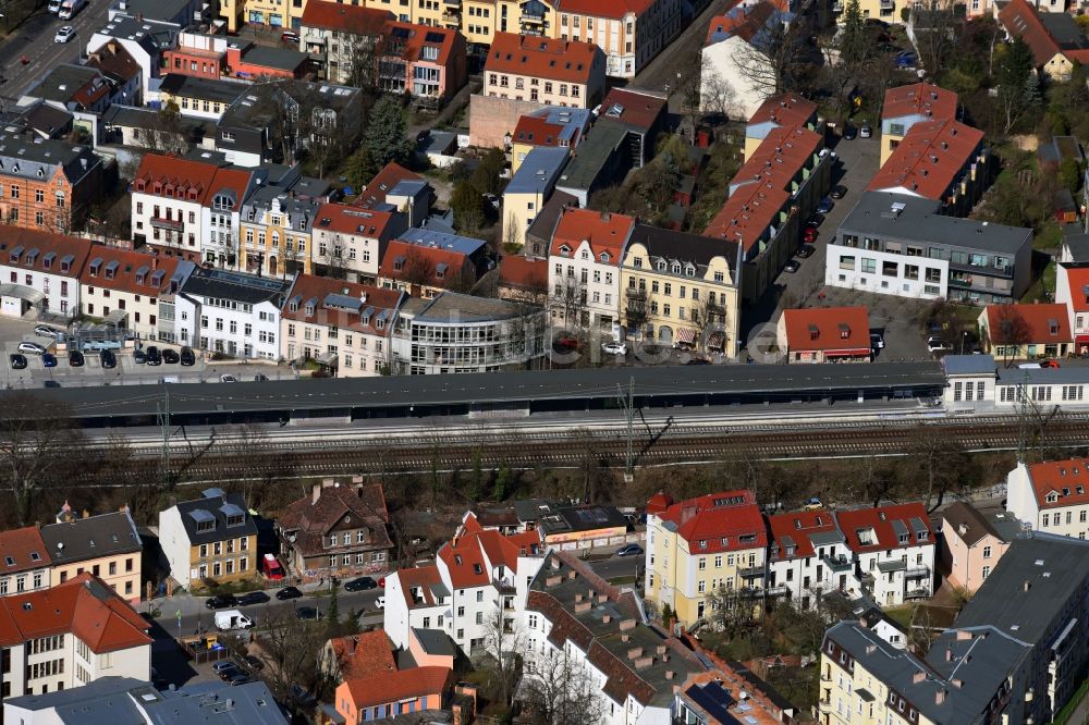 Potsdam aus der Vogelperspektive: Gleisverlauf und Bahnhofsgebäude der Deutschen Bahn Potsdam-Babelsberg im Ortsteil Babelsberg in Potsdam im Bundesland Brandenburg