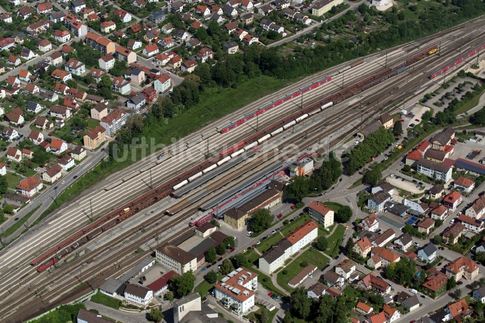 Treuchtlingen aus der Vogelperspektive: Gleisverlauf und Bahnhofsgebäude der Deutschen Bahn mit Rangierbahnhof und Güterbahnhof in Treuchtlingen im Bundesland Bayern, Deutschland