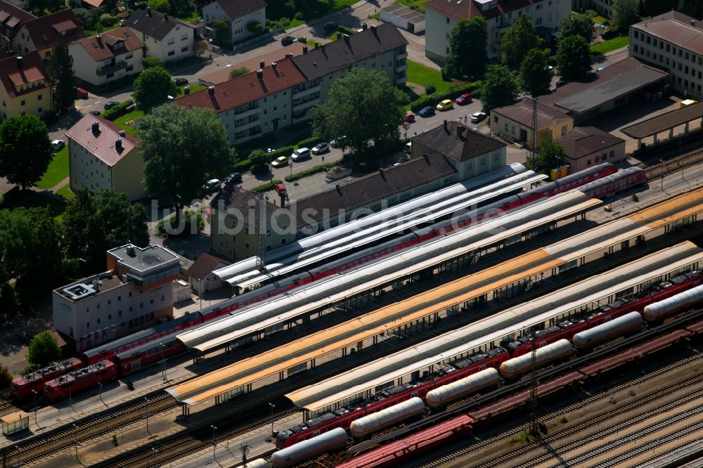 Luftaufnahme Treuchtlingen - Gleisverlauf und Bahnhofsgebäude der Deutschen Bahn mit Rangierbahnhof und Güterbahnhof in Treuchtlingen im Bundesland Bayern, Deutschland