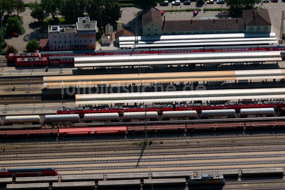 Treuchtlingen von oben - Gleisverlauf und Bahnhofsgebäude der Deutschen Bahn mit Rangierbahnhof und Güterbahnhof in Treuchtlingen im Bundesland Bayern, Deutschland