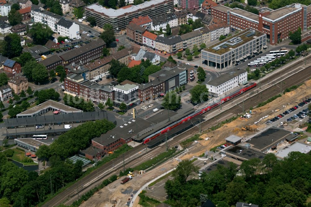 Luftaufnahme Recklinghausen - Gleisverlauf und Bahnhofsgebäude der Deutschen Bahn in Recklinghausen im Bundesland Nordrhein-Westfalen, Deutschland