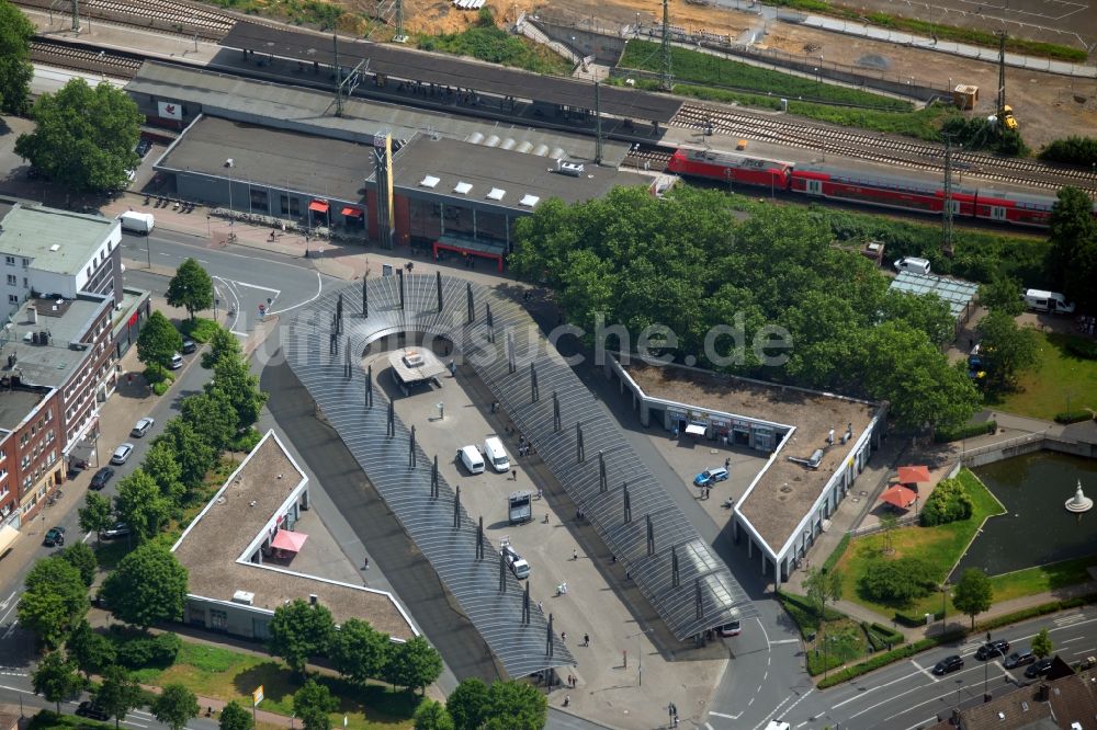 Recklinghausen aus der Vogelperspektive: Gleisverlauf und Bahnhofsgebäude der Deutschen Bahn in Recklinghausen im Bundesland Nordrhein-Westfalen, Deutschland