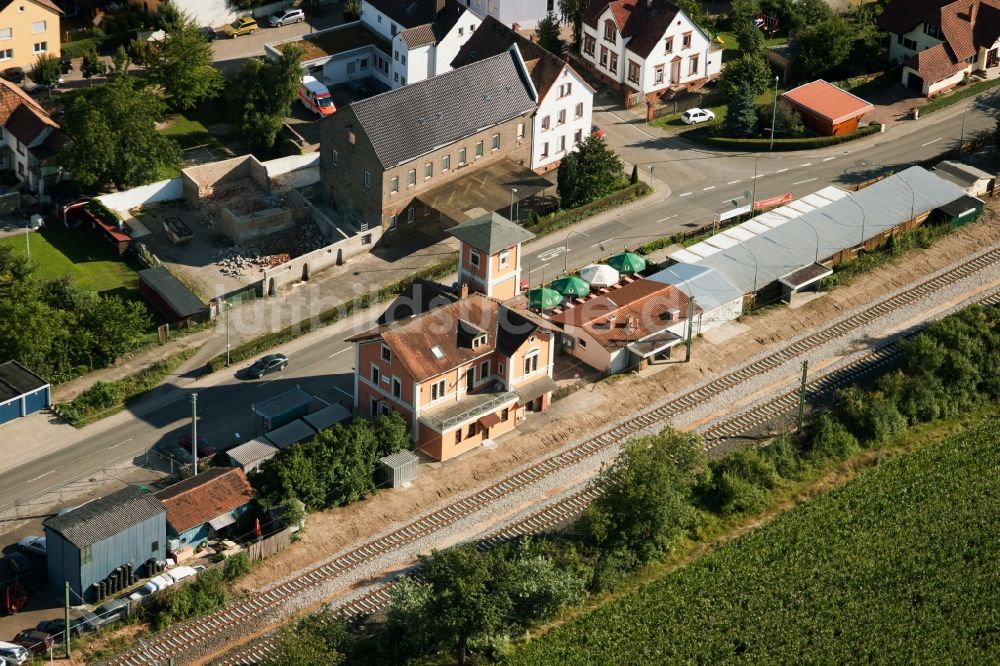 Rülzheim von oben - Gleisverlauf und Bahnhofsgebäude der Deutschen Bahn in Rülzheim im Bundesland Rheinland-Pfalz