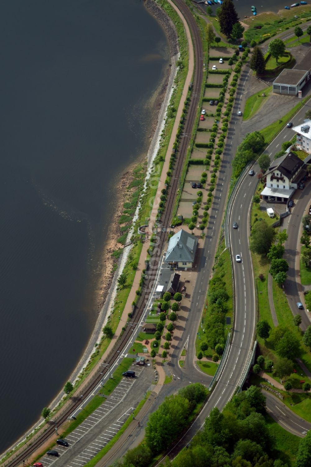 Schluchsee aus der Vogelperspektive: Gleisverlauf und Bahnhofsgebäude der Deutschen Bahn in Schluchsee im Bundesland Baden-Württemberg, Deutschland