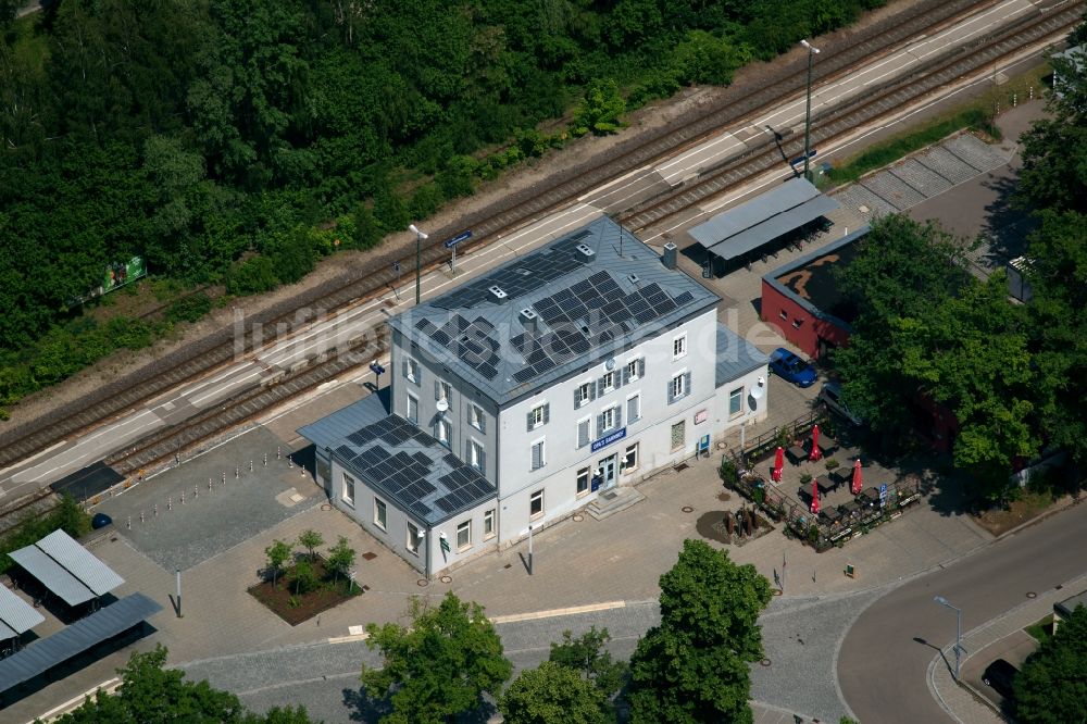 Schrobenhausen von oben - Gleisverlauf und Bahnhofsgebäude der Deutschen Bahn in Schrobenhausen im Bundesland Bayern, Deutschland