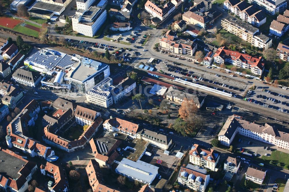 Bad Säckingen von oben - Gleisverlauf und Bahnhofsgebäude der Deutschen Bahn im Stadtzentrum in Bad Säckingen im Bundesland Baden-Württemberg, Deutschland