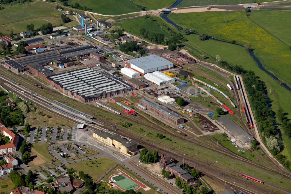 Luftaufnahme Wittenberge - Gleisverlauf, Bahnhofsgebäude der Deutschen Bahn und stellgleise in Wittenberge im Bundesland Brandenburg, Deutschland