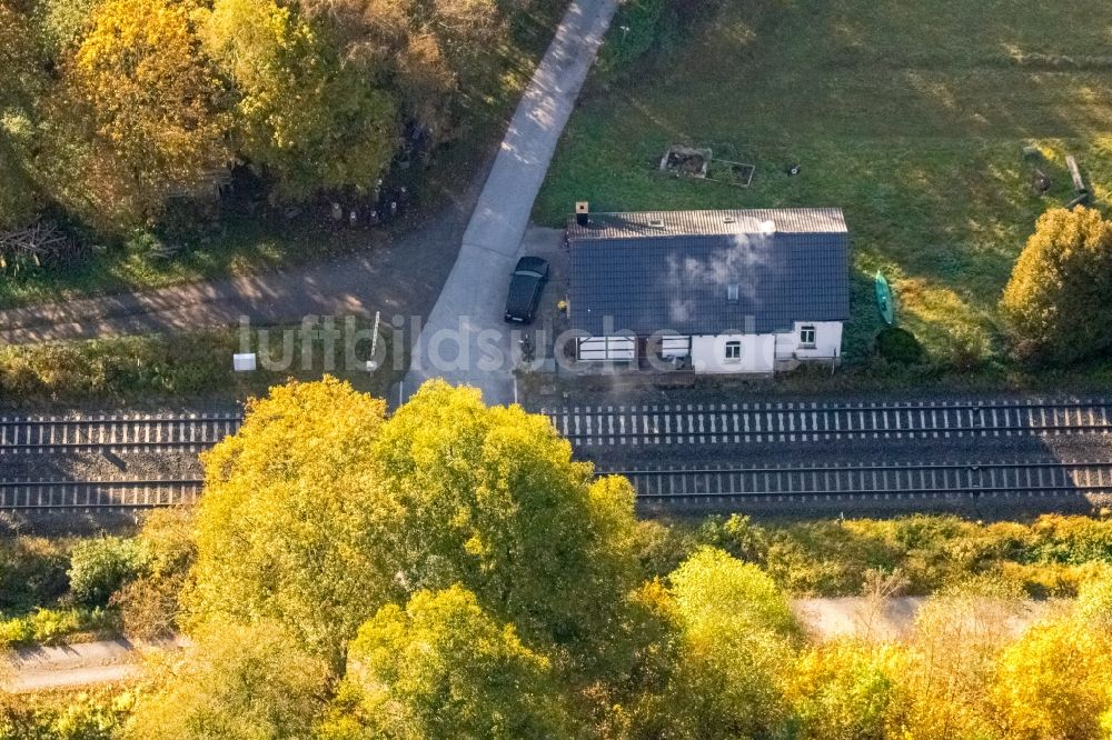 Meschede von oben - Gleisverlauf und Bahnhofsgebäude der Deutschen Bahn Stockhausen in Meschede im Bundesland Nordrhein-Westfalen