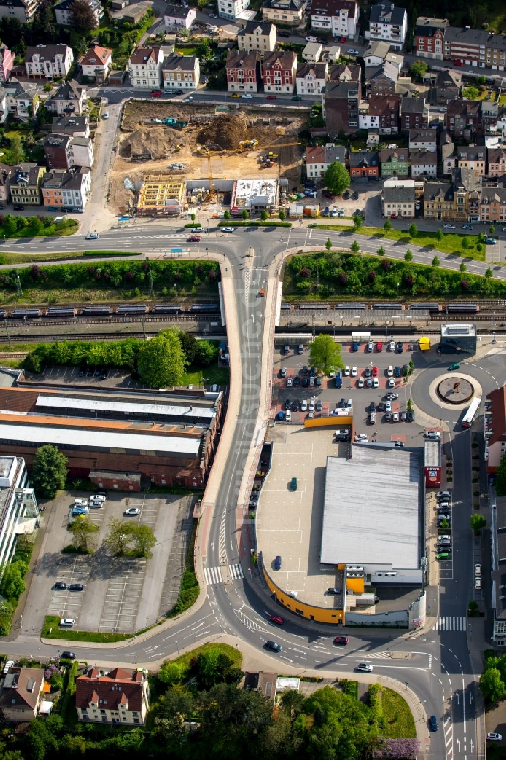 Luftaufnahme Hagen - Gleisverlauf und Bahnhofsgebäude der Deutschen Bahn mit Straßenbrücke Hohenlimburg in Hagen im Bundesland Nordrhein-Westfalen