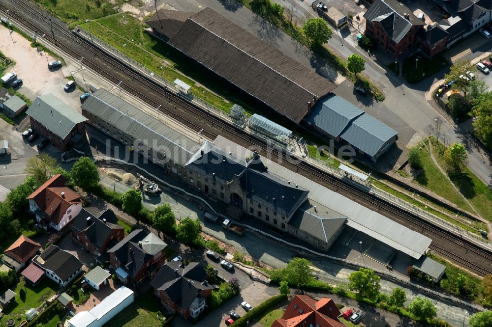 Suhl von oben - Gleisverlauf und Bahnhofsgebäude der Deutschen Bahn in Suhl im Bundesland Thüringen, Deutschland