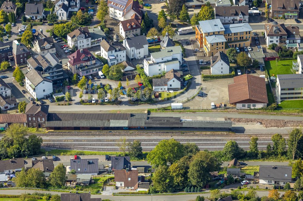 Sundern (Sauerland) von oben - Gleisverlauf und Bahnhofsgebäude der Deutschen Bahn in Sundern (Sauerland) im Bundesland Nordrhein-Westfalen, Deutschland