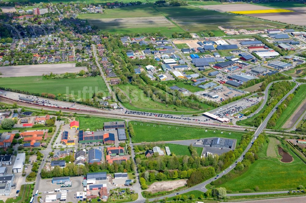 Luftaufnahme Niebüll - Gleisverlauf und Bahnhofsgebäude der Deutschen Bahn Sylt-Shuttle in Niebüll im Bundesland Schleswig-Holstein, Deutschland