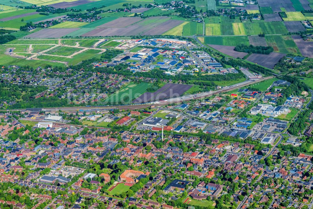 Niebüll aus der Vogelperspektive: Gleisverlauf und Bahnhofsgebäude der Deutschen Bahn Sylt-Shuttle in Niebüll im Bundesland Schleswig-Holstein, Deutschland