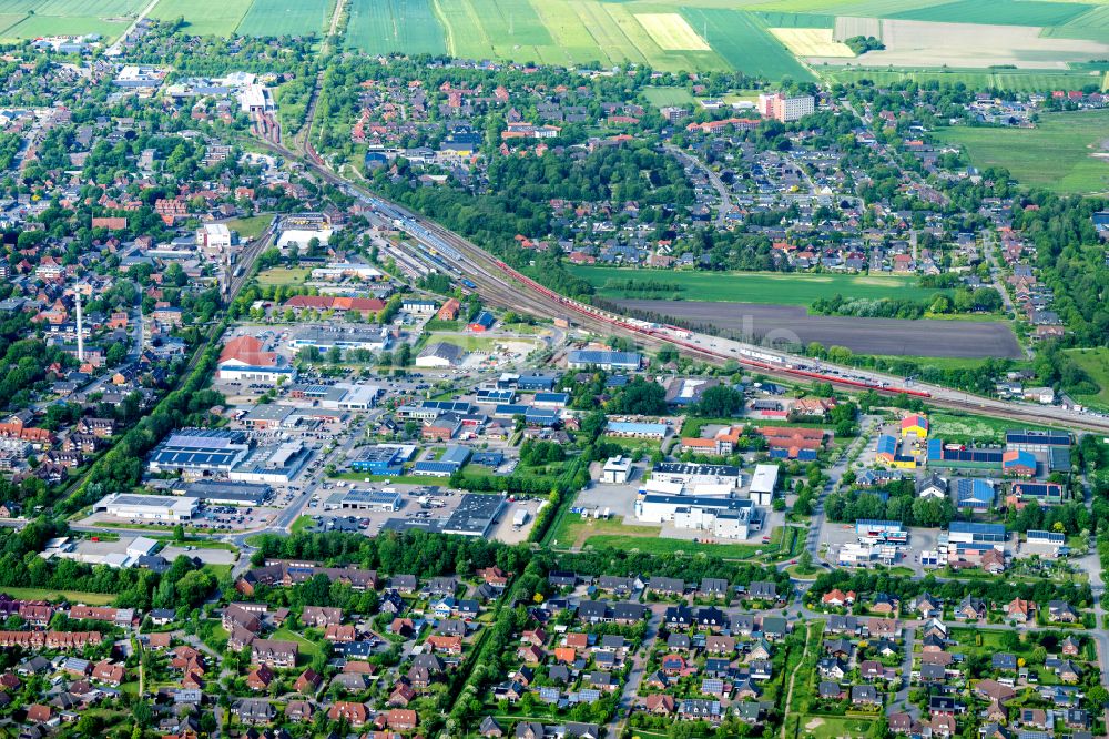 Niebüll von oben - Gleisverlauf und Bahnhofsgebäude der Deutschen Bahn Sylt-Shuttle in Niebüll im Bundesland Schleswig-Holstein, Deutschland