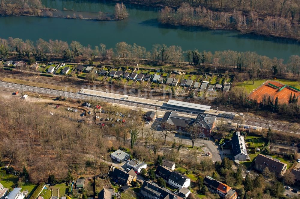 Kettwig aus der Vogelperspektive: Gleisverlauf und Bahnhofsgebäude der Deutschen Bahn am Ufer des Flusses Ruhr in Kettwig im Bundesland Nordrhein-Westfalen