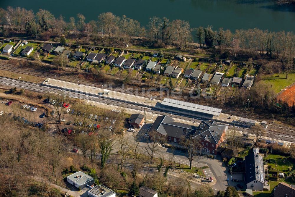 Luftbild Kettwig - Gleisverlauf und Bahnhofsgebäude der Deutschen Bahn am Ufer des Flusses Ruhr in Kettwig im Bundesland Nordrhein-Westfalen