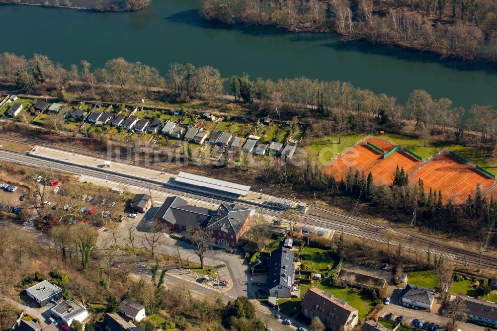 Luftaufnahme Kettwig - Gleisverlauf und Bahnhofsgebäude der Deutschen Bahn am Ufer des Flusses Ruhr in Kettwig im Bundesland Nordrhein-Westfalen