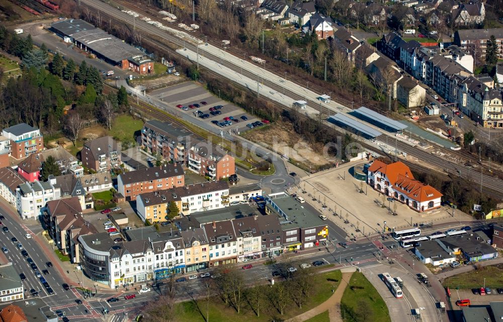 Luftbild Moers - Gleisverlauf und Bahnhofsgebäude der Deutschen Bahn Vizenzstraße - Homberger Straße in Moers im Bundesland Nordrhein-Westfalen