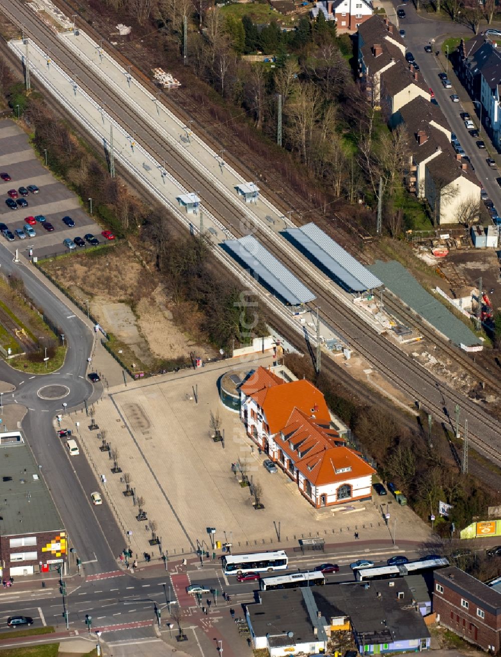 Luftaufnahme Moers - Gleisverlauf und Bahnhofsgebäude der Deutschen Bahn Vizenzstraße - Homberger Straße in Moers im Bundesland Nordrhein-Westfalen