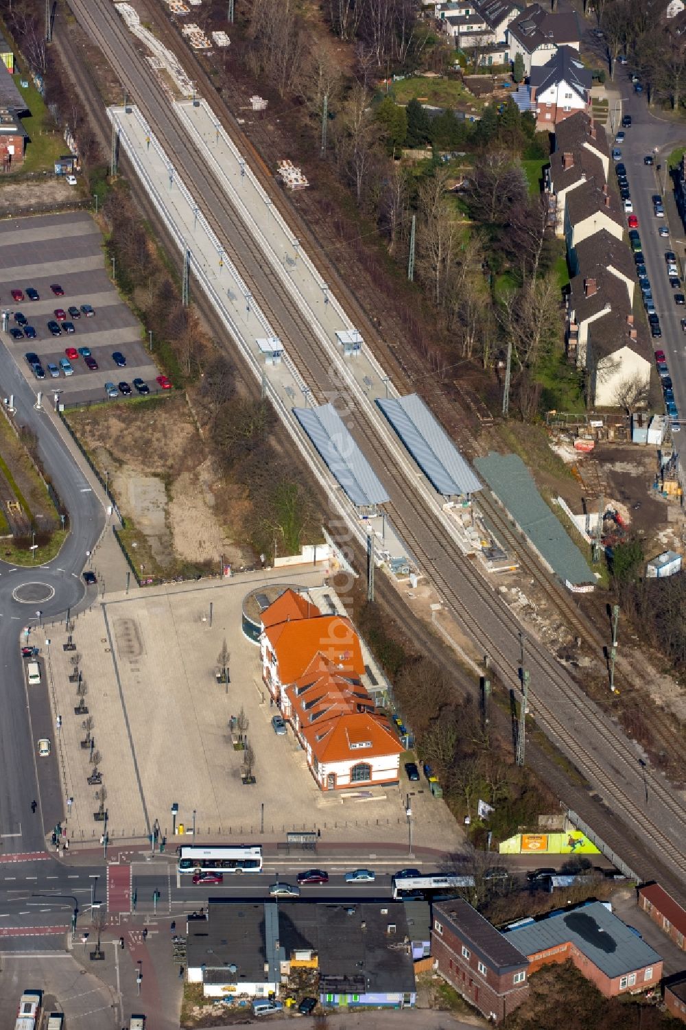 Moers von oben - Gleisverlauf und Bahnhofsgebäude der Deutschen Bahn Vizenzstraße - Homberger Straße in Moers im Bundesland Nordrhein-Westfalen