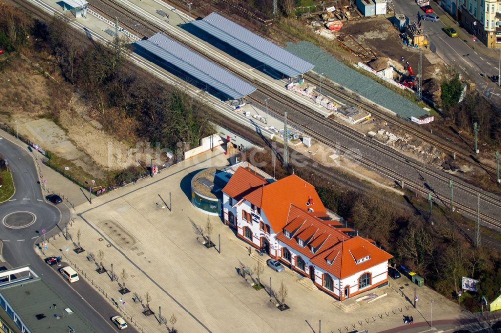 Moers aus der Vogelperspektive: Gleisverlauf und Bahnhofsgebäude der Deutschen Bahn Vizenzstraße - Homberger Straße in Moers im Bundesland Nordrhein-Westfalen