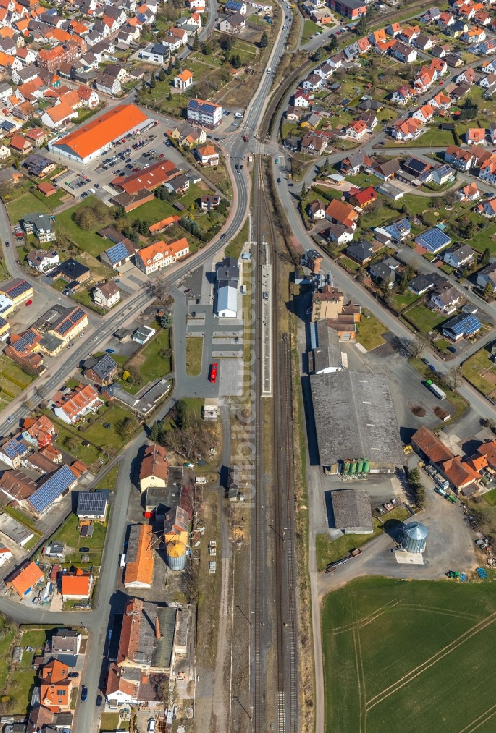 Volkmarsen aus der Vogelperspektive: Gleisverlauf und Bahnhofsgebäude der Deutschen Bahn in Volkmarsen im Bundesland Hessen, Deutschland