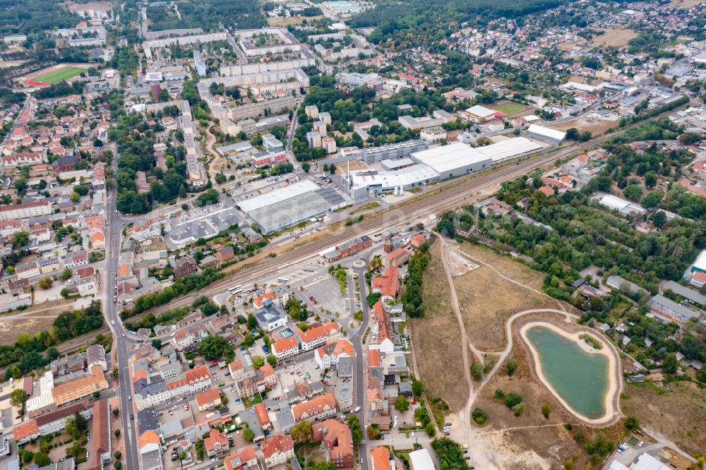 Luftaufnahme Weißwasser/Oberlausitz - Gleisverlauf und Bahnhofsgebäude der Deutschen Bahn in Weißwasser/Oberlausitz im Bundesland Sachsen, Deutschland