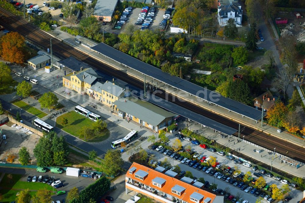 Werder (Havel) von oben - Gleisverlauf und Bahnhofsgebäude der Deutschen Bahn in Werder (Havel) im Bundesland Brandenburg, Deutschland