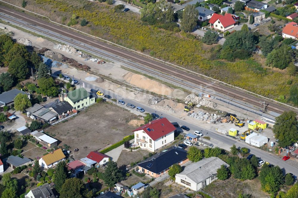 Werneuchen von oben - Gleisverlauf und Bahnhofsgebäude der Deutschen Bahn in Werneuchen im Bundesland Brandenburg, Deutschland