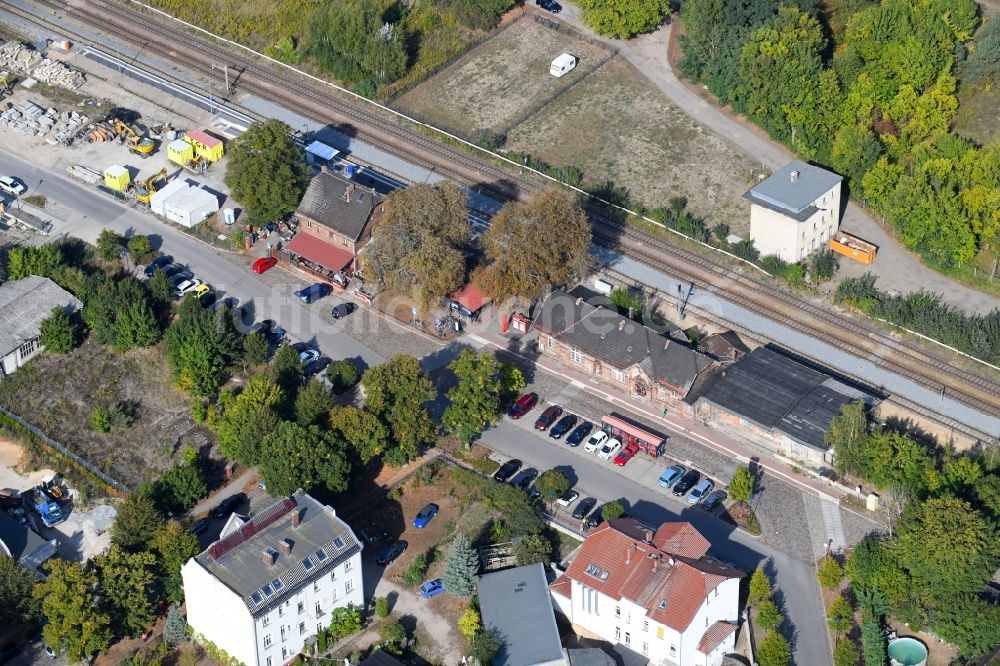 Luftbild Werneuchen - Gleisverlauf und Bahnhofsgebäude der Deutschen Bahn in Werneuchen im Bundesland Brandenburg, Deutschland