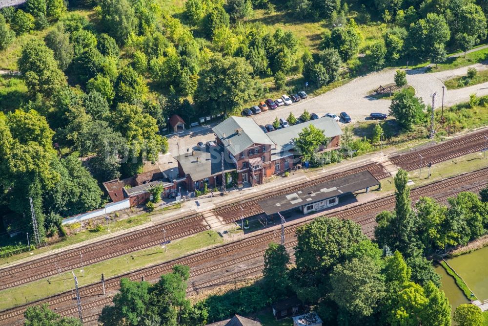 Luftaufnahme Wiesenburg/Mark - Gleisverlauf und Bahnhofsgebäude der Deutschen Bahn in Wiesenburg/Mark im Bundesland Brandenburg, Deutschland