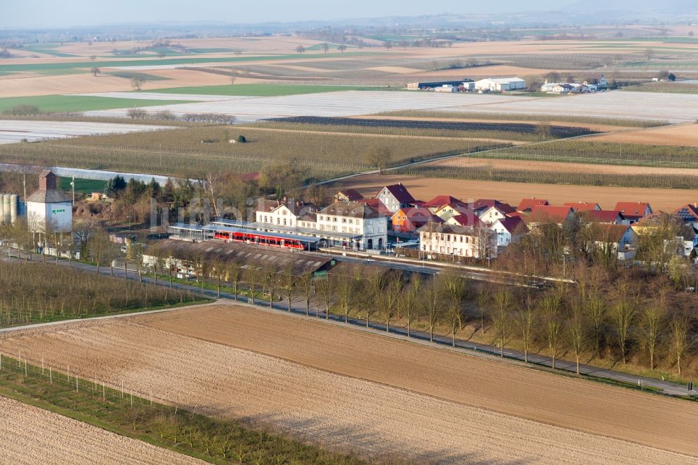 Winden aus der Vogelperspektive: Gleisverlauf und Bahnhofsgebäude der Deutschen Bahn Winden (Pfalz) in Winden im Bundesland Rheinland-Pfalz, Deutschland