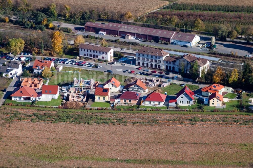 Luftbild Winden - Gleisverlauf und Bahnhofsgebäude der Deutschen Bahn Winden (Pfalz) in Winden im Bundesland Rheinland-Pfalz, Deutschland