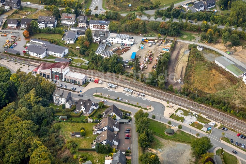 Luftaufnahme Winterberg - Gleisverlauf und Bahnhofsgebäude der Deutschen Bahn in Winterberg im Bundesland Nordrhein-Westfalen, Deutschland