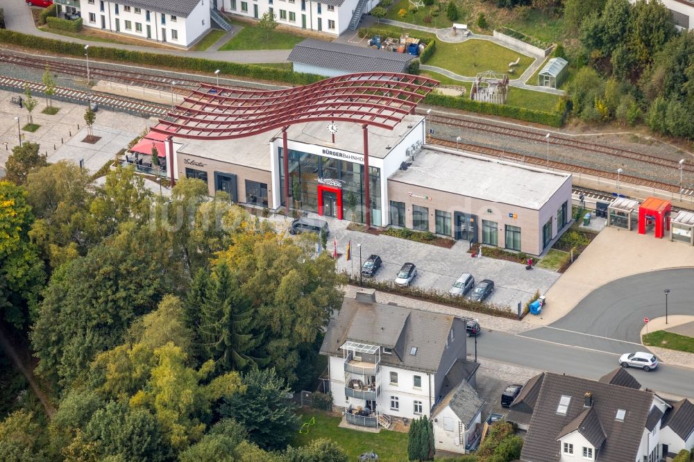 Winterberg von oben - Gleisverlauf und Bahnhofsgebäude der Deutschen Bahn in Winterberg im Bundesland Nordrhein-Westfalen, Deutschland